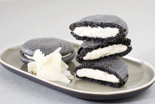 Charger l'image dans la galerie, Macarons à la crème d’encre de seiche, idée de présentation
